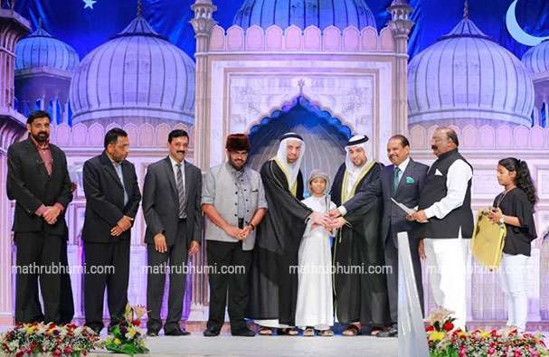 mathrubhumi's tweet photo. മാനവരാശി ഒരു കുടുംബമാണെന്ന് എം.പി. അബ്ദുസ്സമദ് സമദാനി https://t.co/vPd6NcJhw0 #abudhabi #samadani https://t.co/ovpnxg8q3N