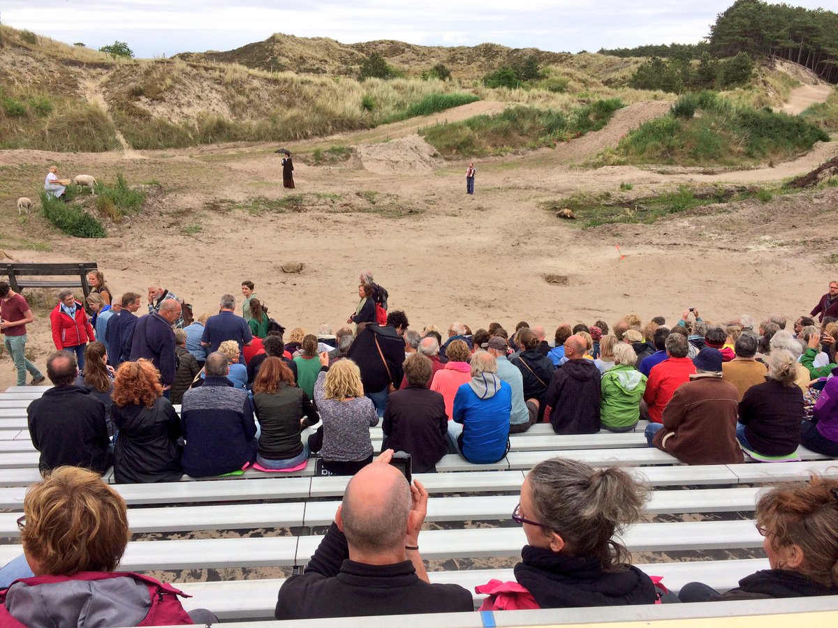 De watertandende massa betreedt de fjordenidylle. Daar gaan we weer! #crashtestibsen #oerol17 hopelijk houden we t droog.