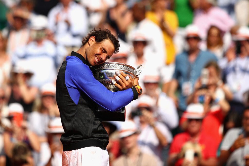 tenista_quemado's tweet photo. Quédate con quien te abrace como Rafa al trofeo de #RolandGarros... https://t.co/s54myVTMFl