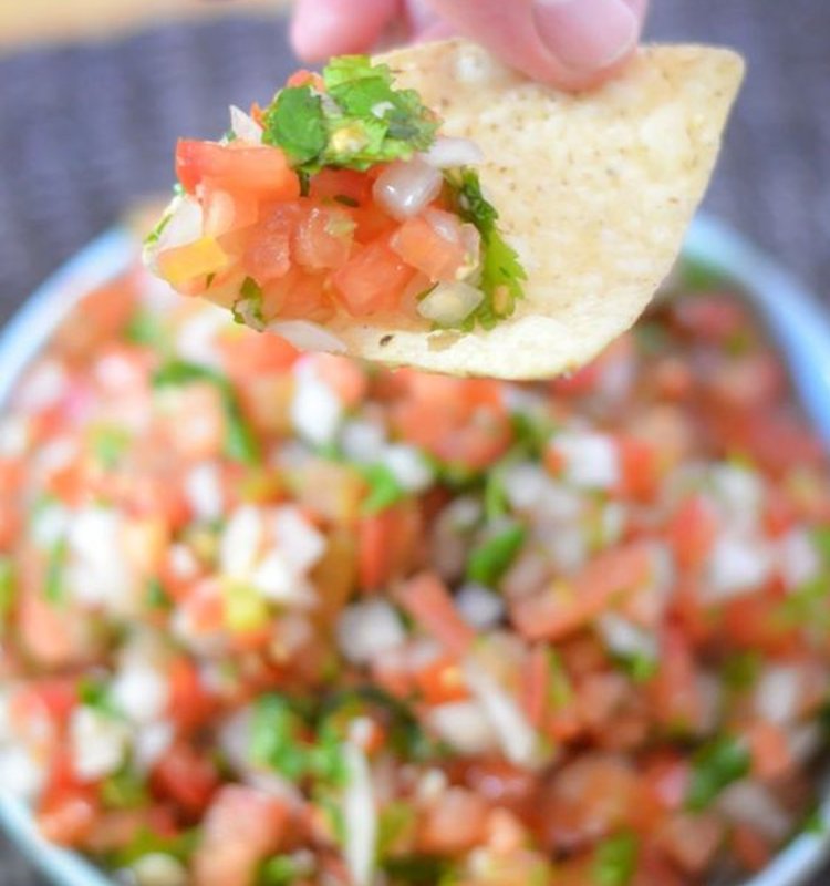 bluefatfreeze's tweet photo. Loving a homemade fresh salsa for #smartsnacksunday Get the recipe here: https://t.co/aM4YG3wfLm 
#salsa #snack #fresh #diet #healthy https://t.co/8WaVbEfg8G