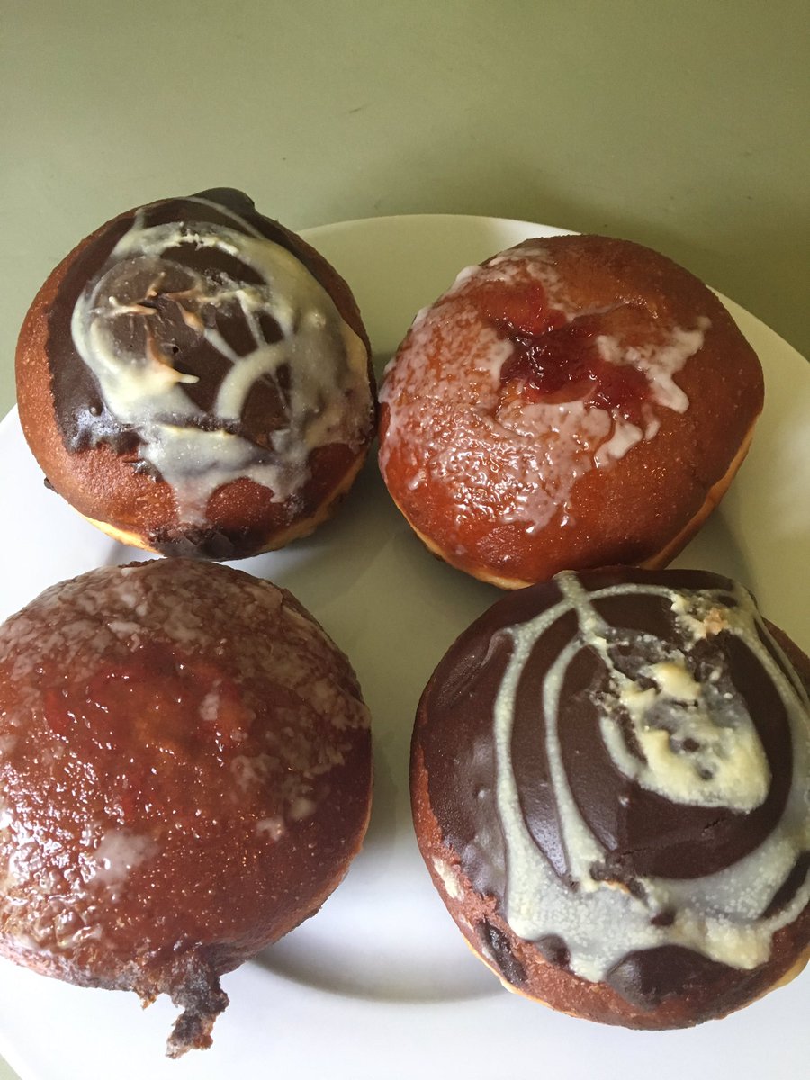MeaghanGorman94's tweet photo. @ErinxxMarie Poor thing! Here @ErinxxMarie have a paczka  (#polish donut) 😅 https://t.co/nj4FMdVjxR