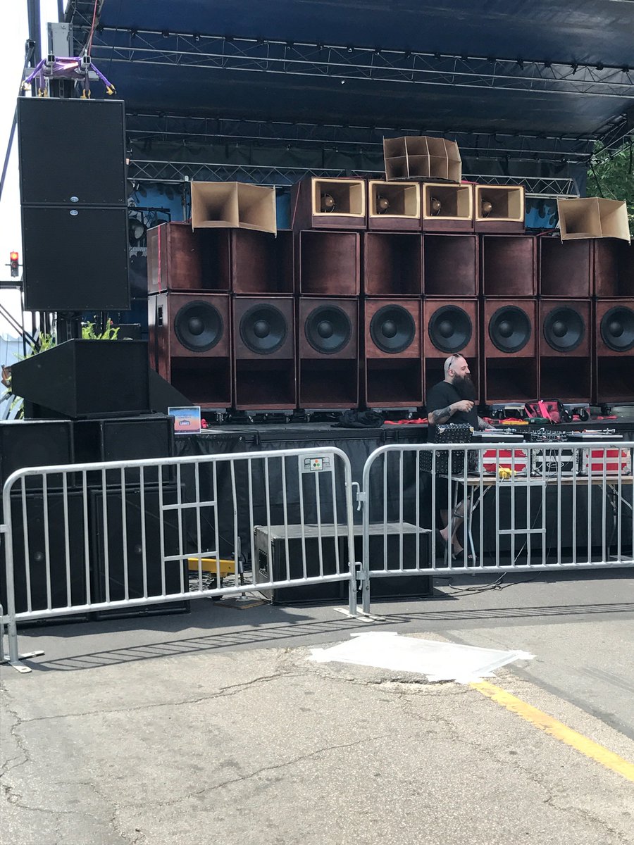 #GreenMusicFest #SundayFunday begins in 5 minutes in #wickerpark on #damen Ave! Come out for two stages of live music, great food and More