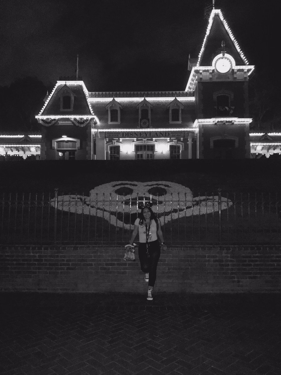 Tanylu_27's tweet photo. Why is everything better in black and white ๐ #gradnite2017 https://t.co/sRTBv25Zdc