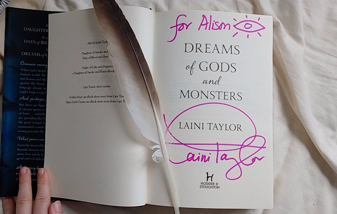 Alidonasaurus's tweet photo. Finished re-reading @lainitaylor's Daughter of Smoke and Bone and now I'm going through my old drawings and photos wanting to draw more! https://t.co/ZOlXcRrVpQ