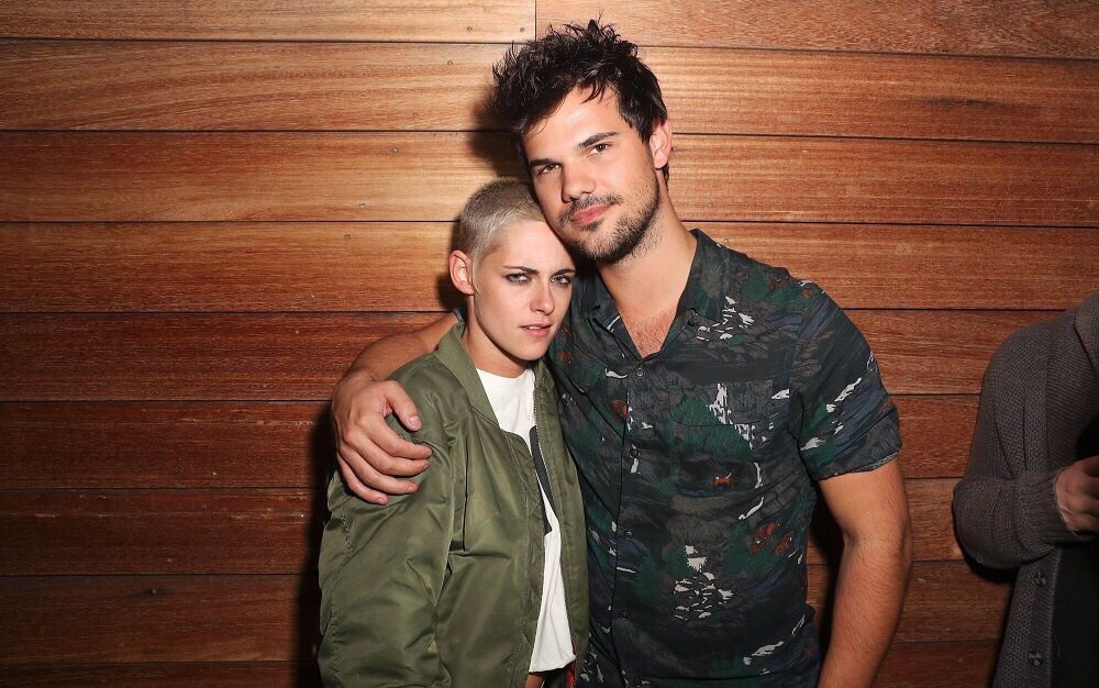 PopCrave's tweet photo. Kristen Stewart and Taylor Lautner sharing a mini "Twilight" reunion is everything we wanted and more. ❤️️ https://t.co/sdq9JdYv7J