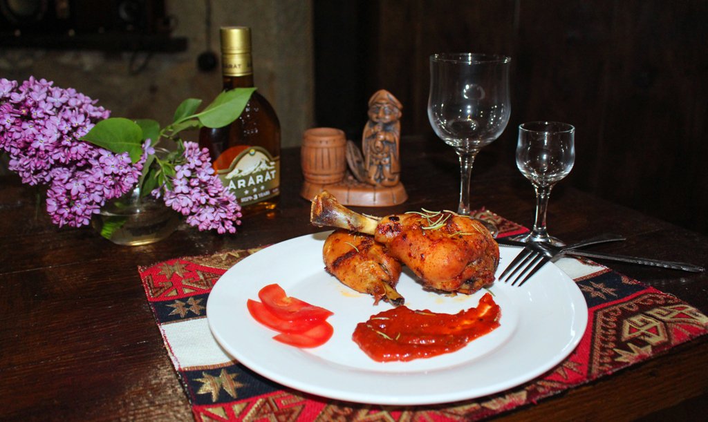 Եթե քաղցած եք, ապա Ձեր քայլերն անհապաղ ուղղեք LEGEND of Dilijan ռեստորան համտեսելու հավի բդիկներ համեմված հազրևարդի բույրով...
(098)80-15-35