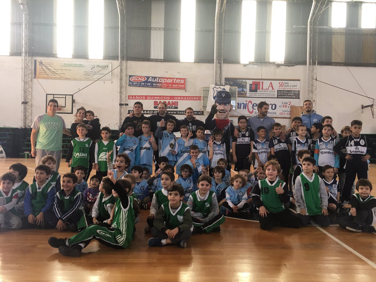 Gracias <a href="/ClubMeridianoV/">Club Meridiano V°</a> por la linda mañana a puro basquet #EncuentroEscuela💪🏼 #Basquet🏀 #Villeros✋🏼 <a href="/AguustinRe/">Agustin Re</a> <a href="/lautipalacios7/">Lautaro🔴⚫⭐</a> <a href="/Antotaran/">Anto Otaran</a>