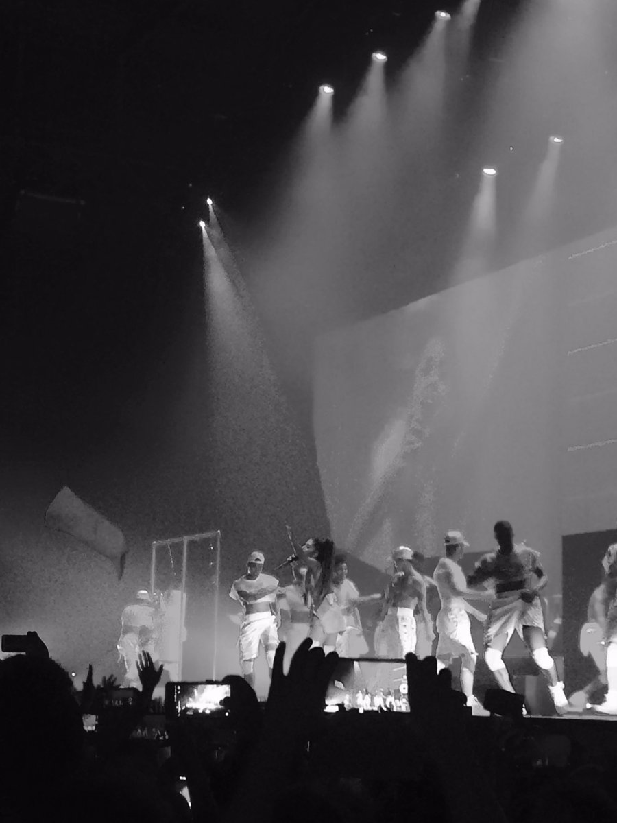 datzdobrev's tweet image. one of my dreams came true ♡ @ArianaGrande #DWTLyon