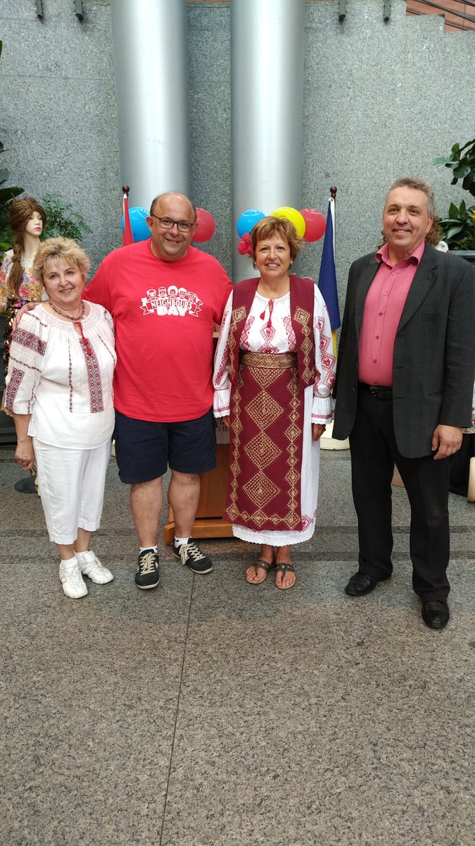 berryonline's tweet photo. #NeighboursDay #Stop12 was back at #CityHall for #RomanianCanadianDay celebrations! #LoveMyHood is abt belonging for all Canadians! https://t.co/2Ni9g5Qq8I