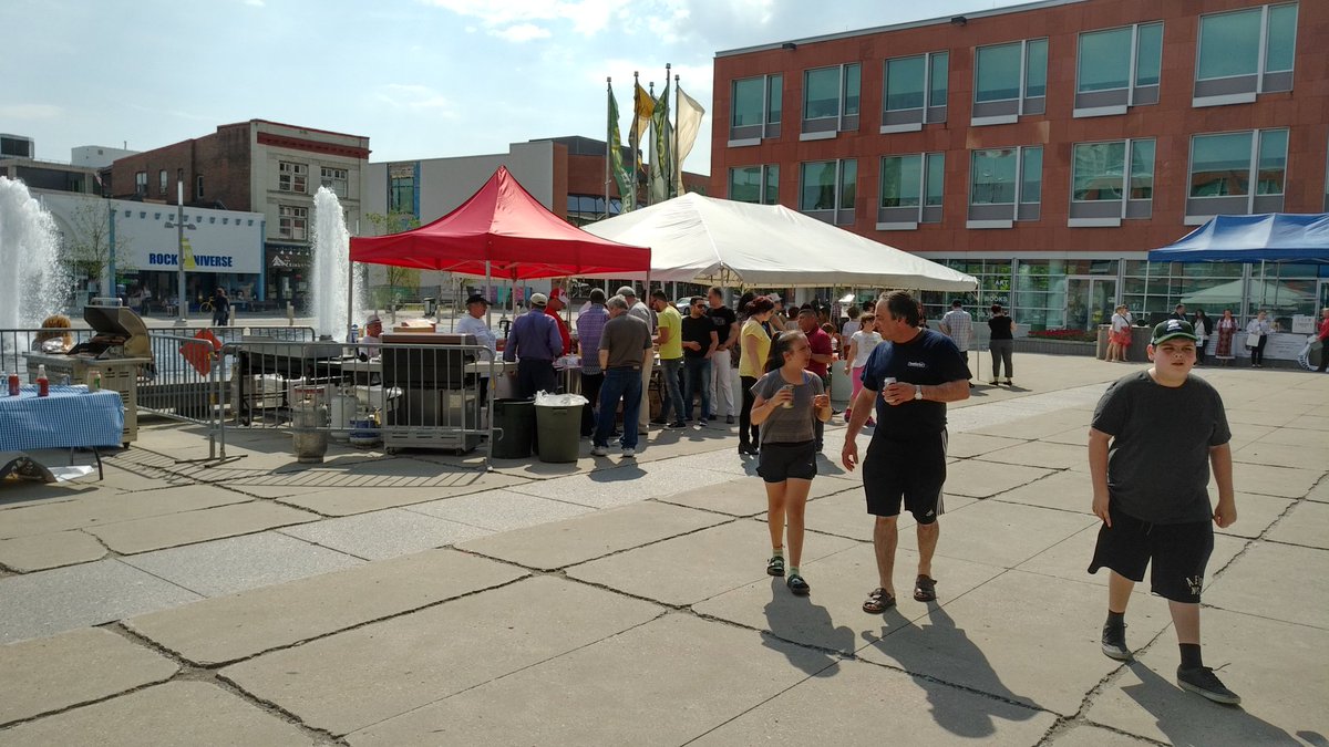 berryonline's tweet photo. #NeighboursDay #Stop12 was back at #CityHall for #RomanianCanadianDay celebrations! #LoveMyHood is abt belonging for all Canadians! https://t.co/2Ni9g5Qq8I