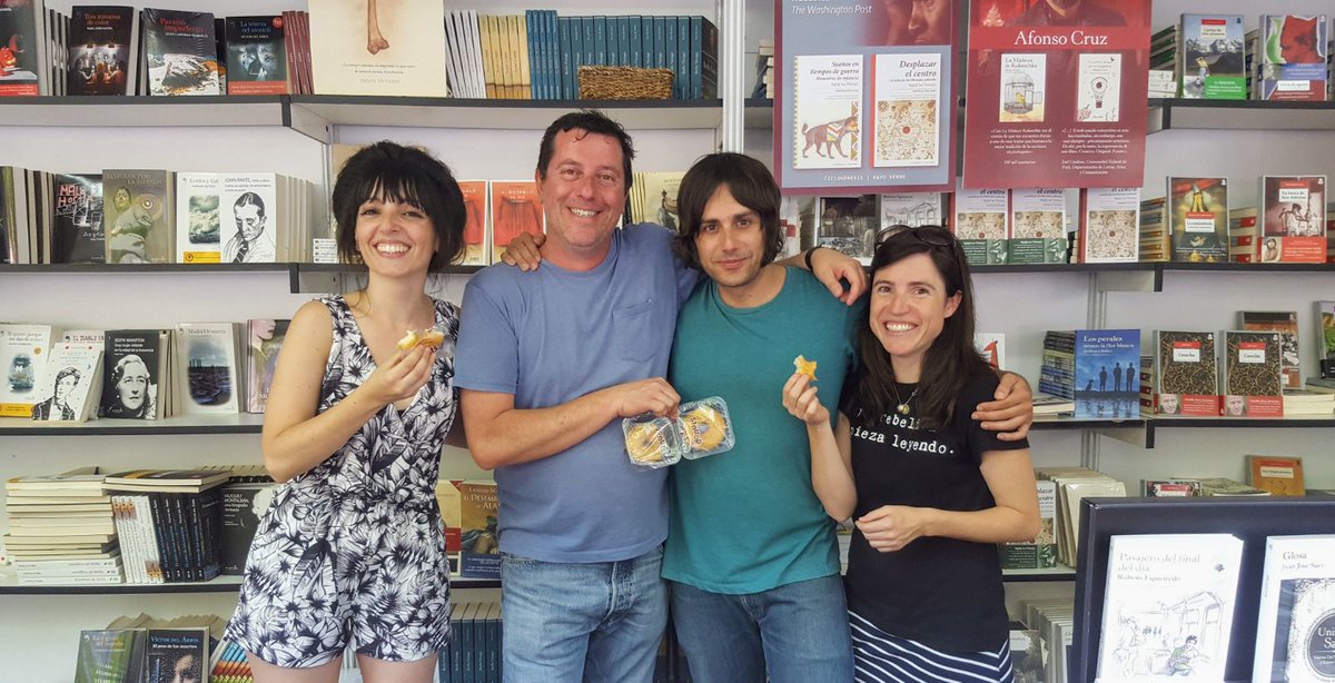 La <a href="/FLMadrid/">Feria del Libro de Madrid</a> 2017 toca a su fin y en la #caseta165 lo celebramos socializando un donut. <a href="/Tropoed/">Tropo Editores</a> <a href="/Rayo_Verde/">Rayo Verde Editorial</a> <a href="/diasasaigonados/">Daniel Bernabé</a> <a href="/cosecharoja/">cosecha roja</a>