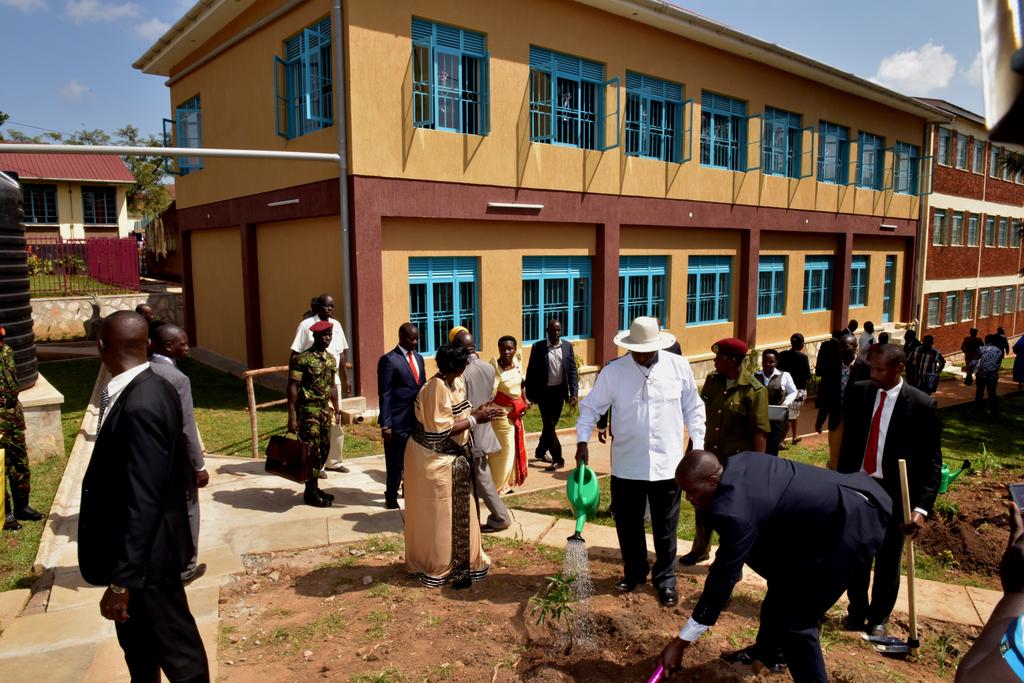 KagutaMuseveni's tweet photo. I will contribute Shs40 million towards the celebrations and pledge Shs360 million for purchase of the school's ICT server. https://t.co/OWjeL9KScl
