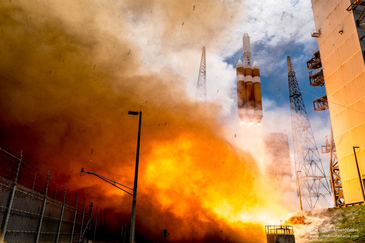 spacer_im's tweet photo. The world's largest currently flying #rocket - ULA's Delta IV Heavy -launched a classified payload for the NRO a year ago #space #photo https://t.co/XrYCaWVRkL
