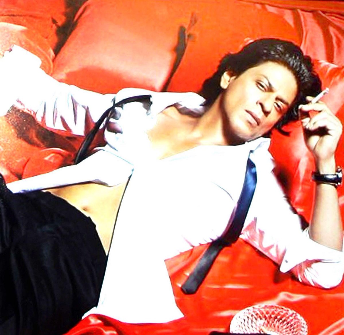 SRKAustria's tweet photo. #SRKLooks: Shah Rukh Khan @iamsrk sieht auch in weiss betörend aus, oder nicht ? 🔥 https://t.co/SQYxcLC7AJ