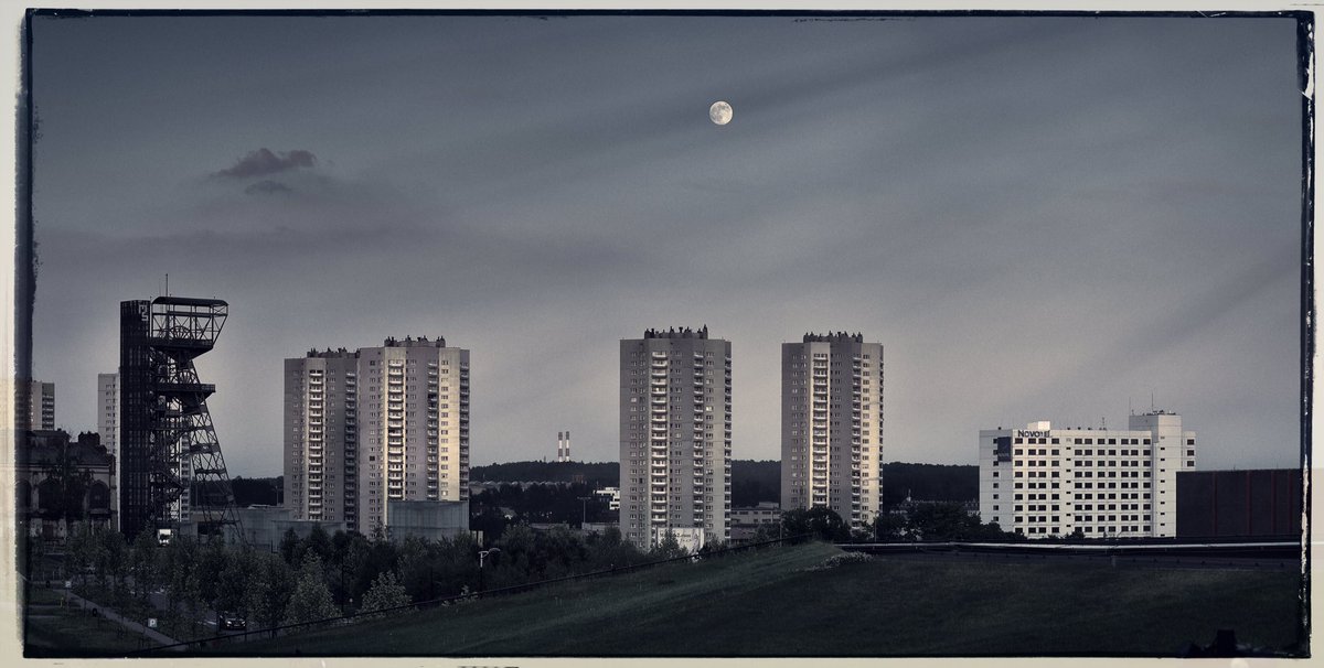 czart_'s tweet photo. #katowice #muzeum śląskie  #fujifilmXT1 #fujinon90 #moon #fullmoon https://t.co/6EPYojT4Uh