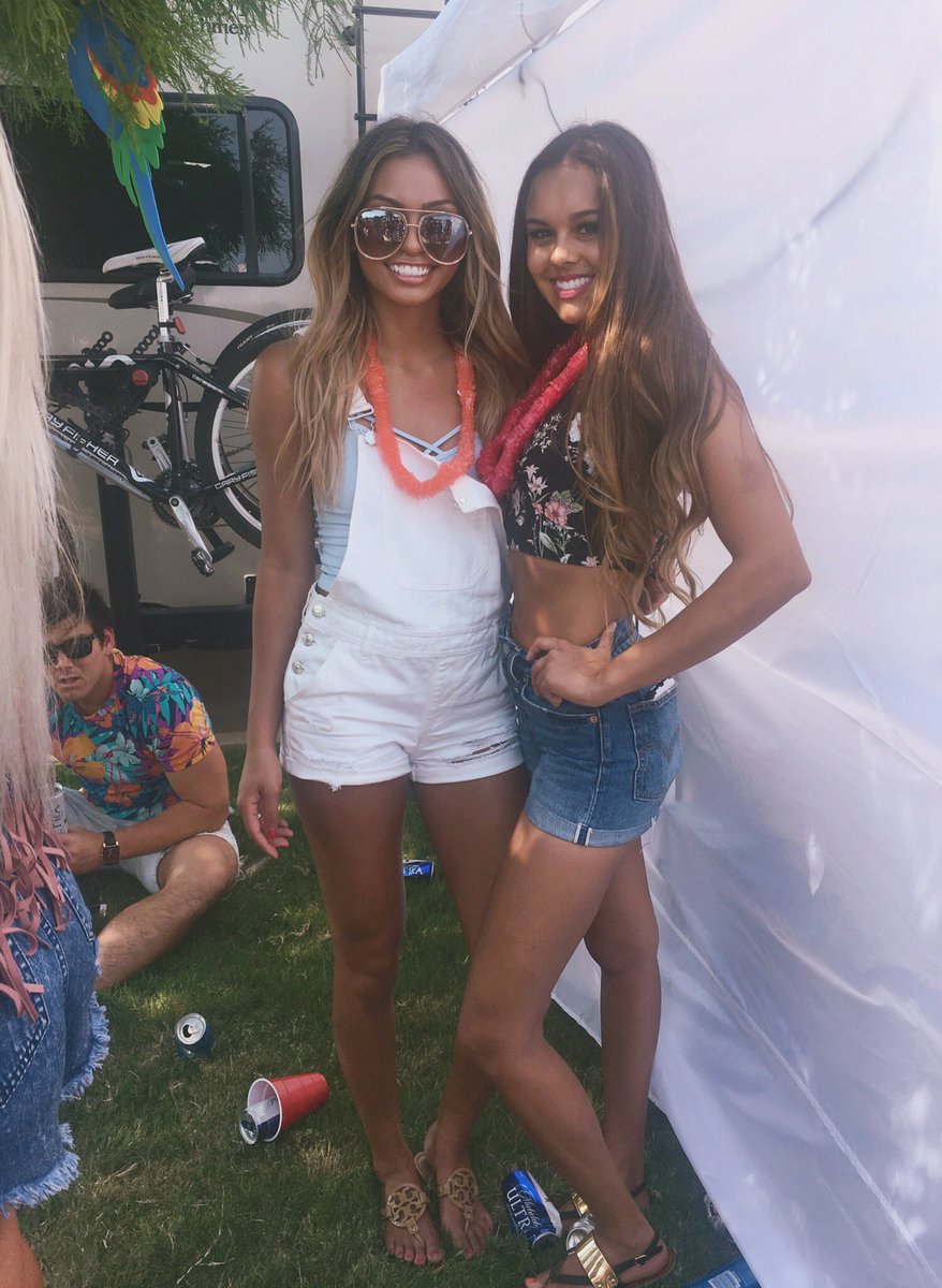 sierrandevane's tweet image. 5th buffett in a row for this gal 🌴🌺