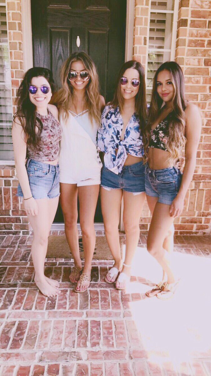 sierrandevane's tweet image. 5th buffett in a row for this gal 🌴🌺