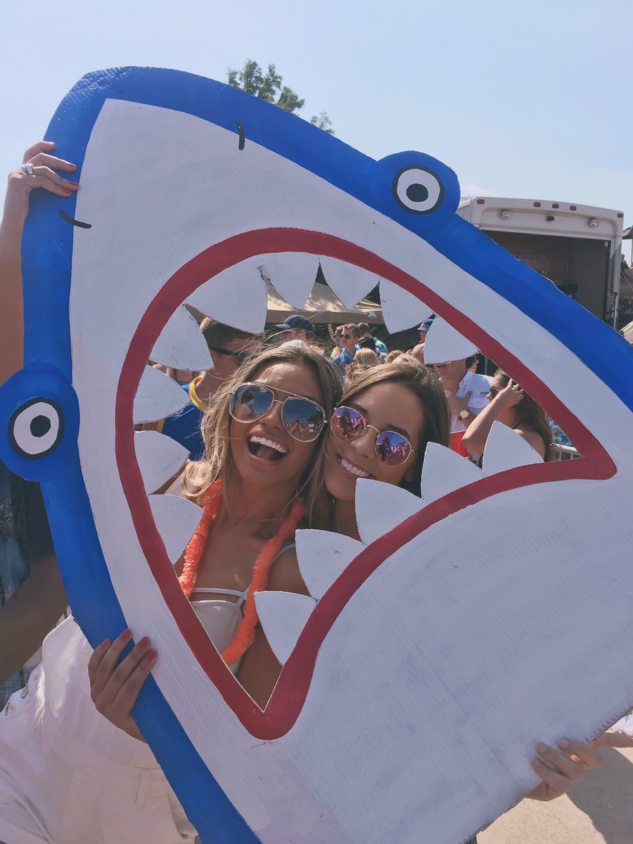 sierrandevane's tweet image. 5th buffett in a row for this gal 🌴🌺