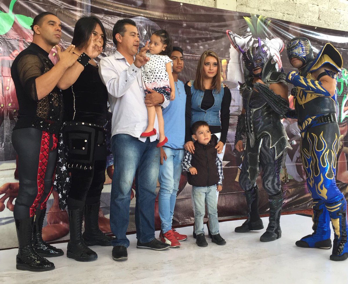 luchalibreaaa's tweet photo. Celebrando los 32 años de la Cooperativa Pascual con las #EstrellasAAA https://t.co/FJa5VGj6hS