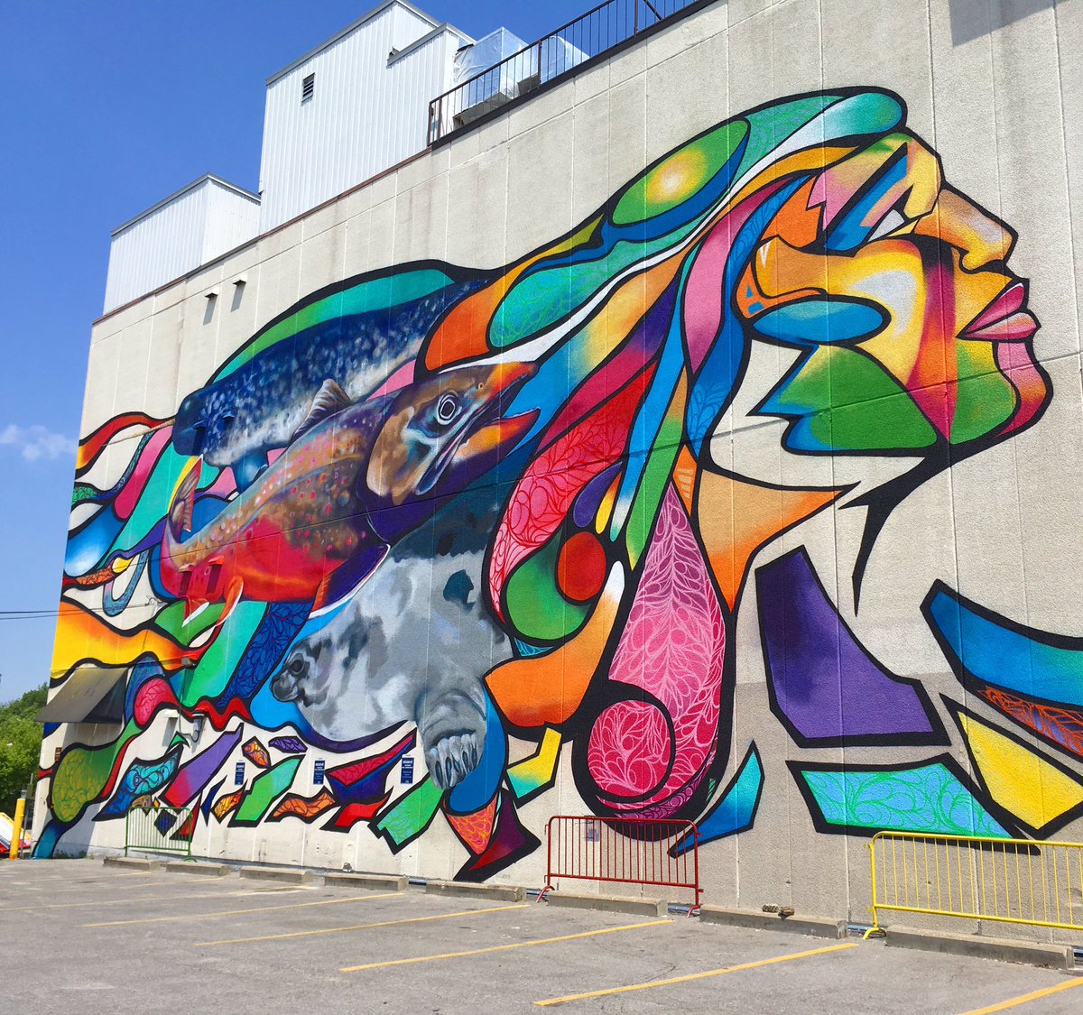 Toute une oeuvre! Bravo <a href="/Mique44/">miquemichelle</a> et <a href="/drippin_soul/">Kalkidan | ቃልኪዳን |</a> pour cette murale exceptionnelle au coeur de notre quartier #Vanier! #ottawa2017