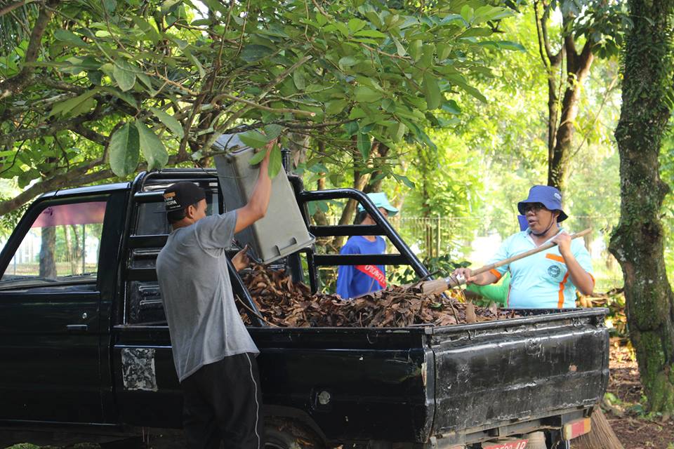 Bupati <a href="/AsipKholbihi/">Asip Kholbihi</a> beserta Ibu Ketua PKK Kab. Pekalongan memimpin Kerja Bakti di Lingkungan Rumah Dinas cc <a href="/pekalongan_info/">PEKALONGAN INFO</a>
