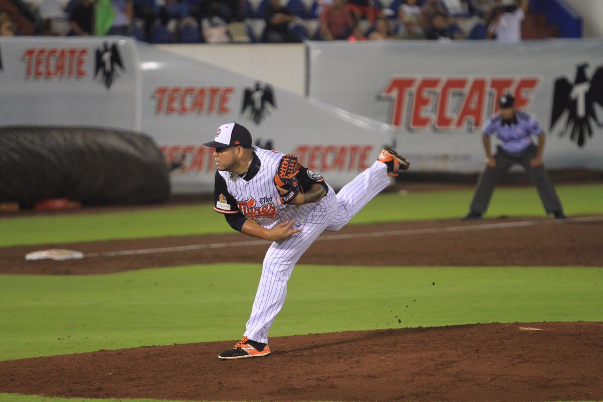 tigresqroficial's tweet photo. Ayer estrenamos nuestros uniformes de @uarrietaa 😉👌🏾 #TigresPorTi 🐯 https://t.co/FIy64rCF26