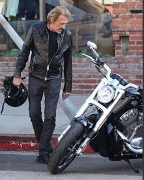 JohnnySjh's tweet photo. Merci à tous mes amis motards belges pour votre accueil 💀😎👍 https://t.co/uBWMeQlxSH