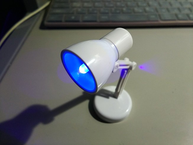 Pacchi No Twitter １００均で売ってるライトを改造して紫外線ライトを作ってみた クリアパーツを発光させたり ｕｖレジンを硬化させたりと重宝しそうですな 100均グッズ 紫外線ライト