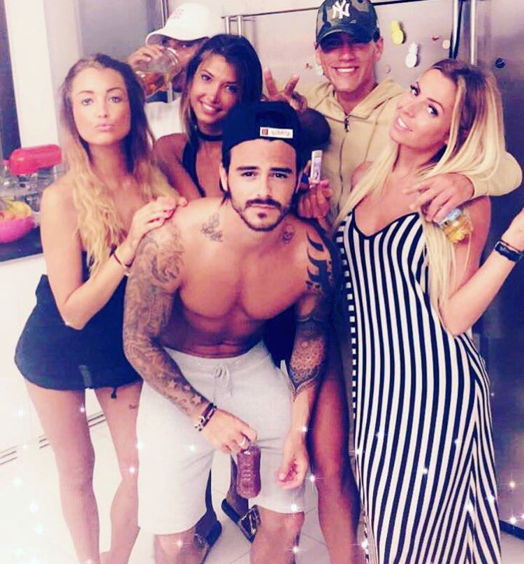 ladotreofficiel's tweet photo. PLUS qu'une famille cherche pas @hillaryoff @marvin_tilliere @benji_samat @meldedigama @virgil_w9 https://t.co/2DWLVnGV2y