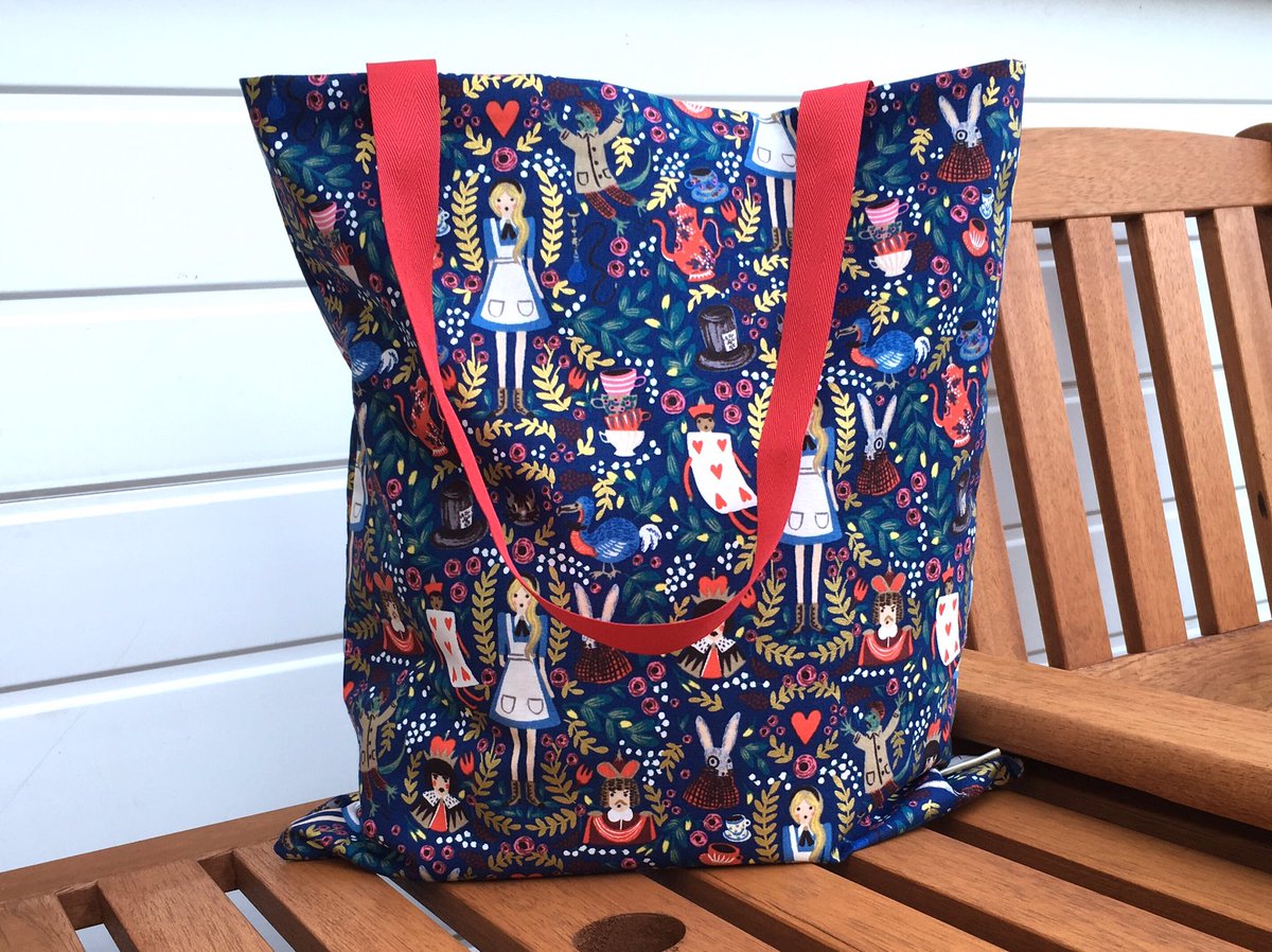 MelvisMakes's tweet image. Alice in Wonderland Tote bag, with metallic gold detail &amp;amp; a choice of 2 lining colours ❤️♠️etsy.com/uk/listing/526… #crafthour #Wonderland