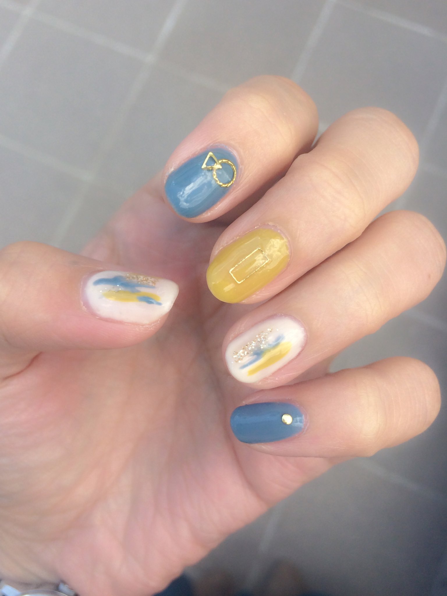 くらげ ネイル Pa Twitter 塗りかけニュアンスネイル 青 黄の組み合わせが好きすぎてまたやってしまいました セルフネイル ウィークリージェル Homei T Co Gvunyperep Twitter