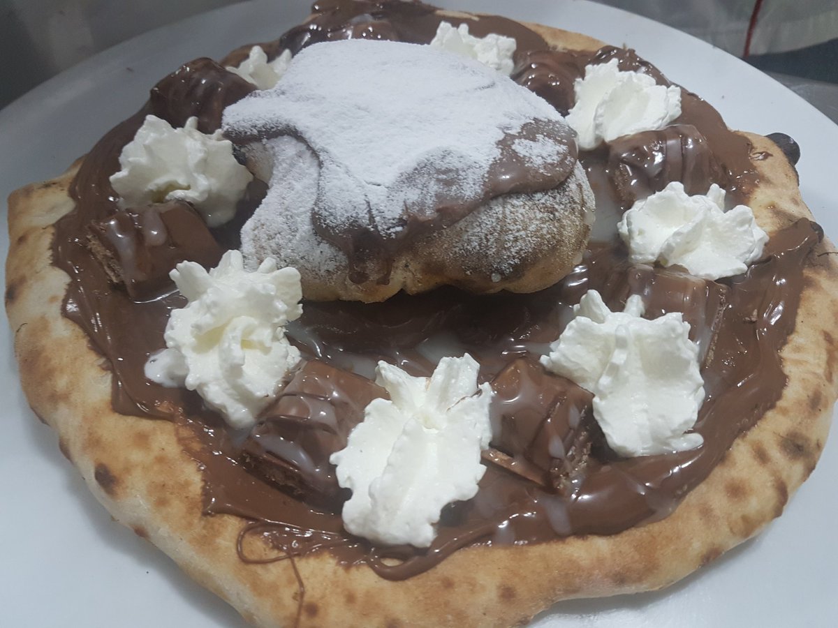 LangellaMergell's tweet photo. Da noi la parola #dieta non esiste 
#pizza con #nutella  #kinderbueno e #panna😍😍 #bomba 
#langellaamergellina #concuore #amore e #fantasia https://t.co/eWiNyrmc4J