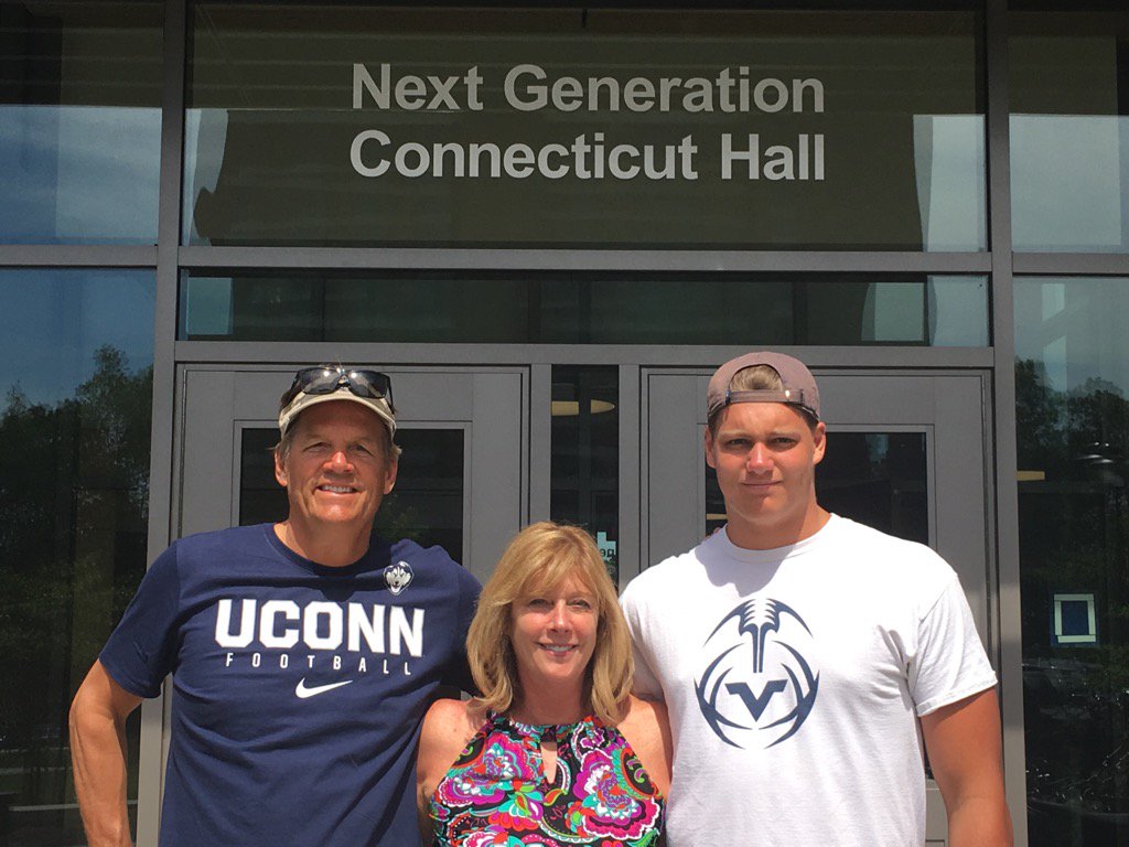 mariannevandy72's tweet photo. Saying goodbye to Ryan as he starts his next chapter!🏈@RyanVandemark22  #BleedBlue #uconnfootball #HuskyPride https://t.co/Y1StqCugYA