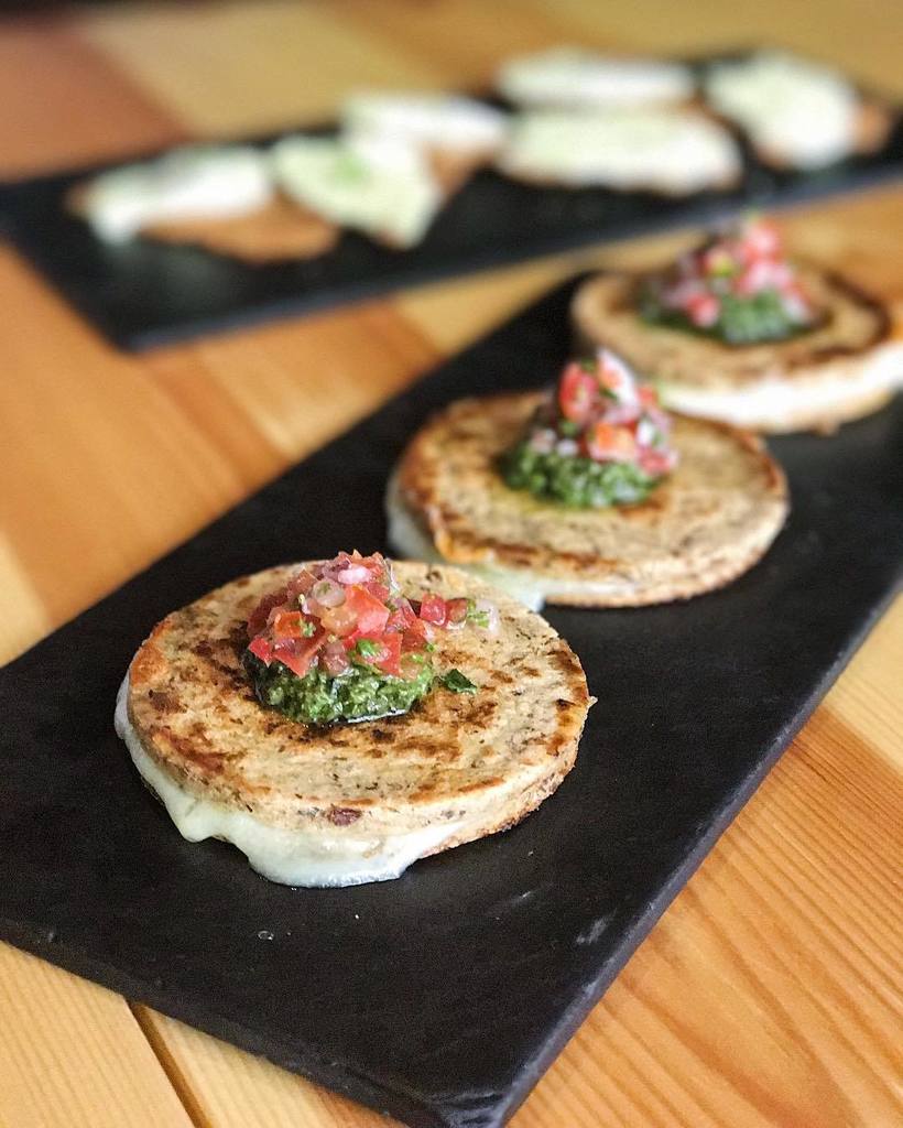 eatsaboutfood's tweet photo. Qué delicia las quekas de @barpajarita!! Quesadillas de champiñón en chipotle con pesto de pipas y flor de calabaza 😉 #quesadilla #quekas #… https://t.co/rgHiNf9Jw3