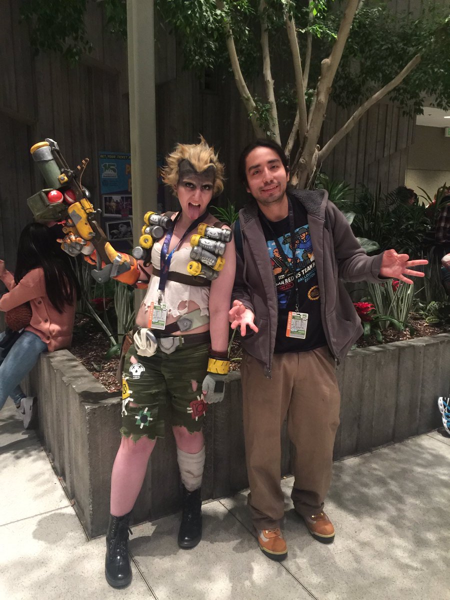 inspireintrigue's tweet photo. I really need to start getting these amazing cosplayers twitter handles. #pax2016 #overwatch #cosplay @iccincell https://t.co/tnD4TCGB9e
