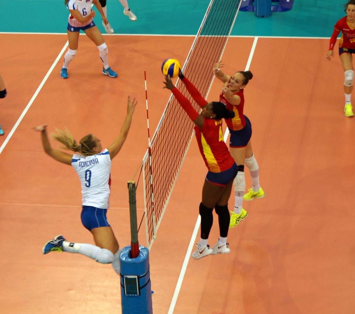 RFEVB's tweet photo. España @VoleyFemAbs vence 3-0 a Eslovaquia @svf2010 en un gran encuentro y sale de Valladolid como líder grupo C #EuroLeagueW #Volleyball https://t.co/SRiQ09fCz0