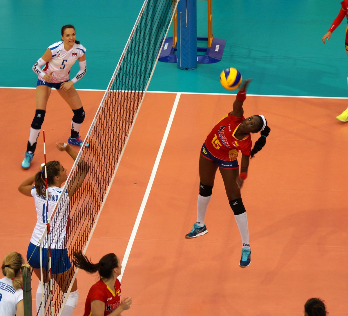 RFEVB's tweet photo. España @VoleyFemAbs vence 3-0 a Eslovaquia @svf2010 en un gran encuentro y sale de Valladolid como líder grupo C #EuroLeagueW #Volleyball https://t.co/SRiQ09fCz0