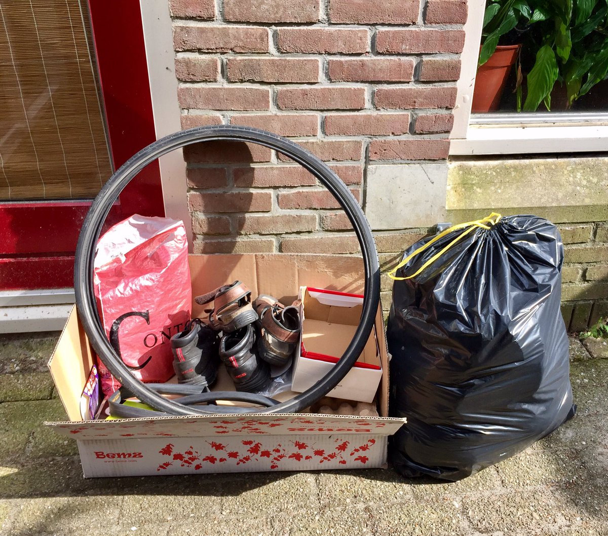KatChatKRO's tweet photo. Today's donations & recycling stuff 😊 #donate #minimalists #sortingoutmylife #weeklycleanup https://t.co/94RWdtrUgm