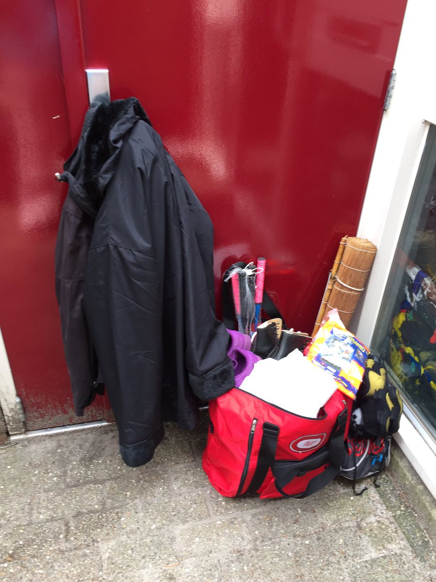 KatChatKRO's tweet photo. Today's donations & recycling stuff 😊 #donate #minimalists #sortingoutmylife #weeklycleanup https://t.co/94RWdtrUgm