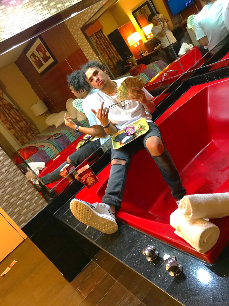 GMG_seanyy's tweet photo. Just a young nigga living life βοΈππ° #E4P I do this for my brother #poppaworld #gmg https://t.co/b32iQT51Q5