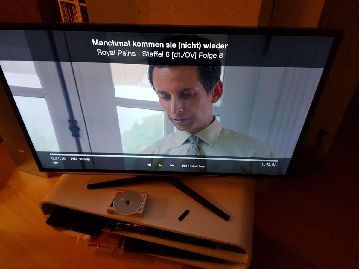 Maximatouille's tweet photo. Nach 50 @laseinmo Folgen endlich S6E8 von Royal Pains mit @myrk_skjaldmaer und einer Unwissenden geschaut. :D @DeChangeman @Pommes_Ruppel https://t.co/zI4lOkkp2P
