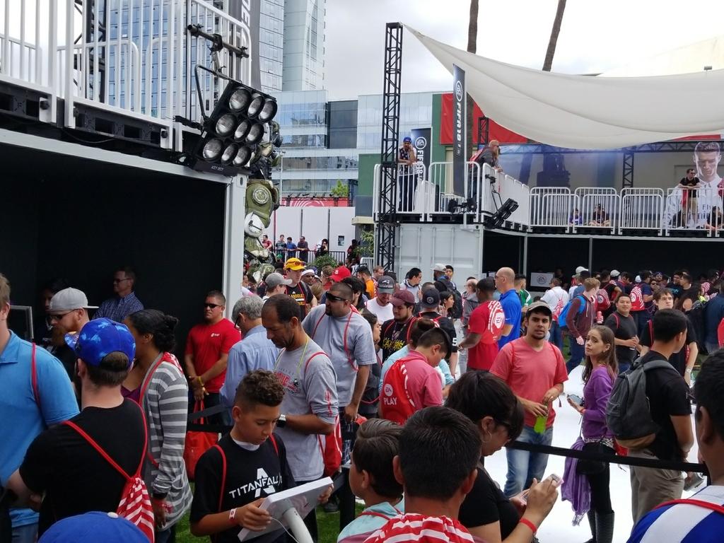 the_mxfl's tweet photo. #MXFL in the house at #EAPLAY2017 Where all of our SIM league players at? Love to see some other leagues repped @Shopmaster @SimFBallCritic https://t.co/BcY7EqdTYl