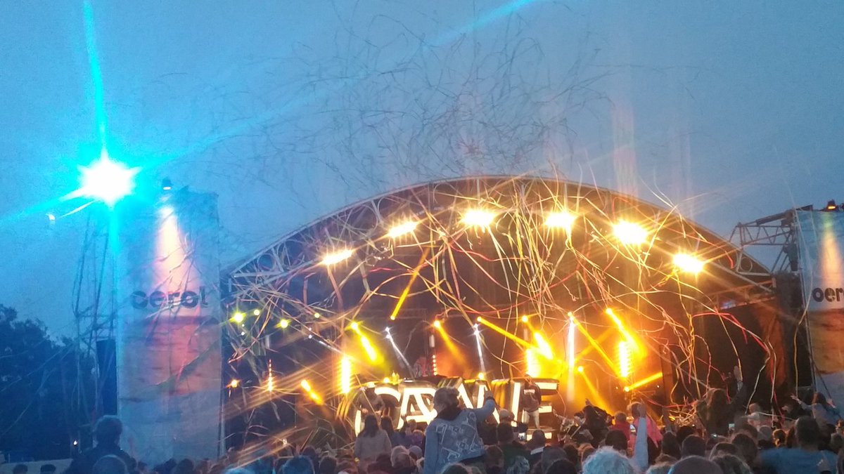 Janine_vdWater's tweet photo. Welkom in de feesttent met @kraantjepappie #oerol17 #westerkeyn https://t.co/iEXL1M3SDJ