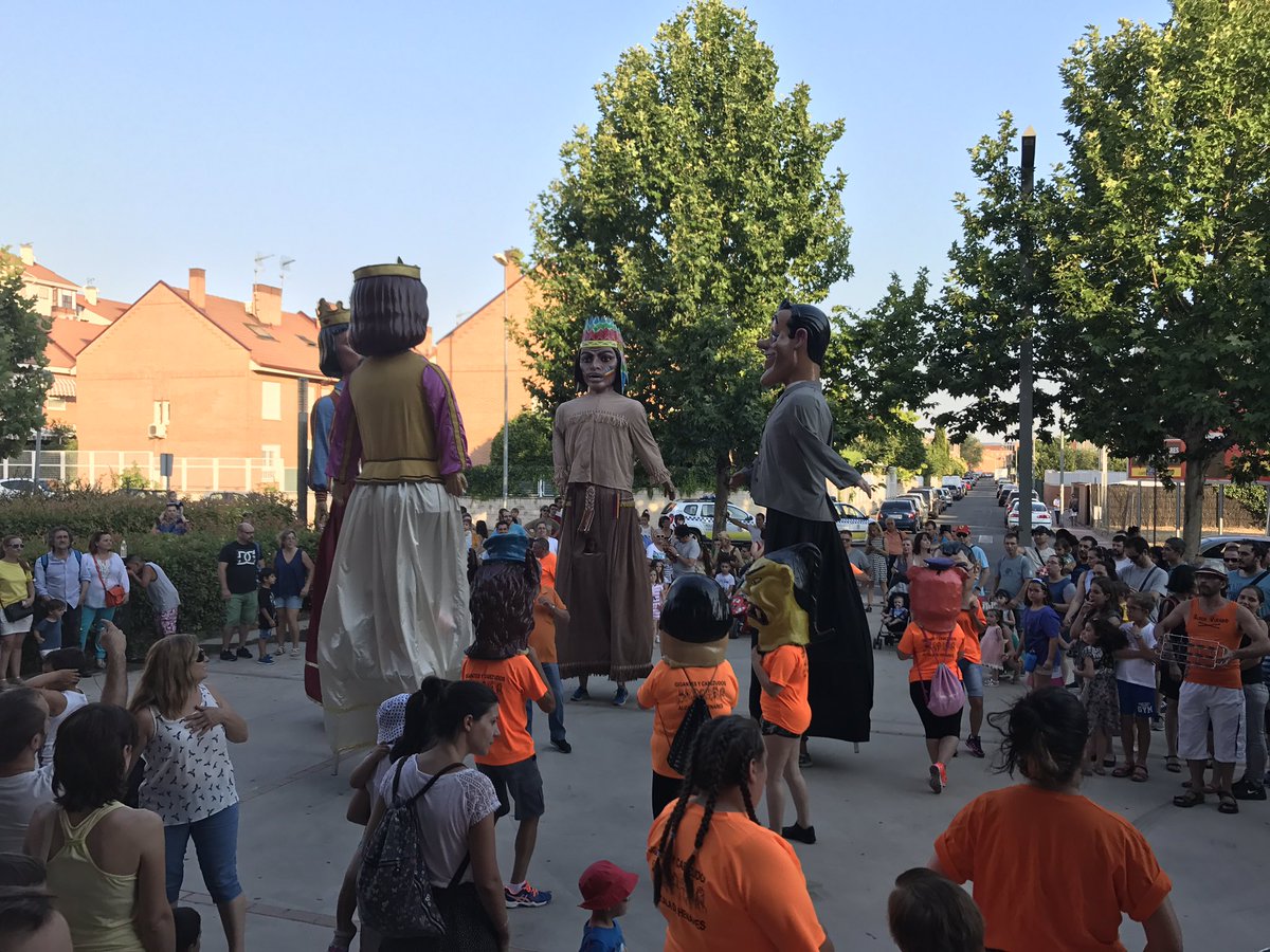 AntonioSalda92's tweet photo. Ya finalizan las #FiestasDistritoIV lo hemos pasado bien y toca hacer balance.
Gracias a los vecinos y las asociaciones x hacerlo posible!👏 https://t.co/lFC35EspyO