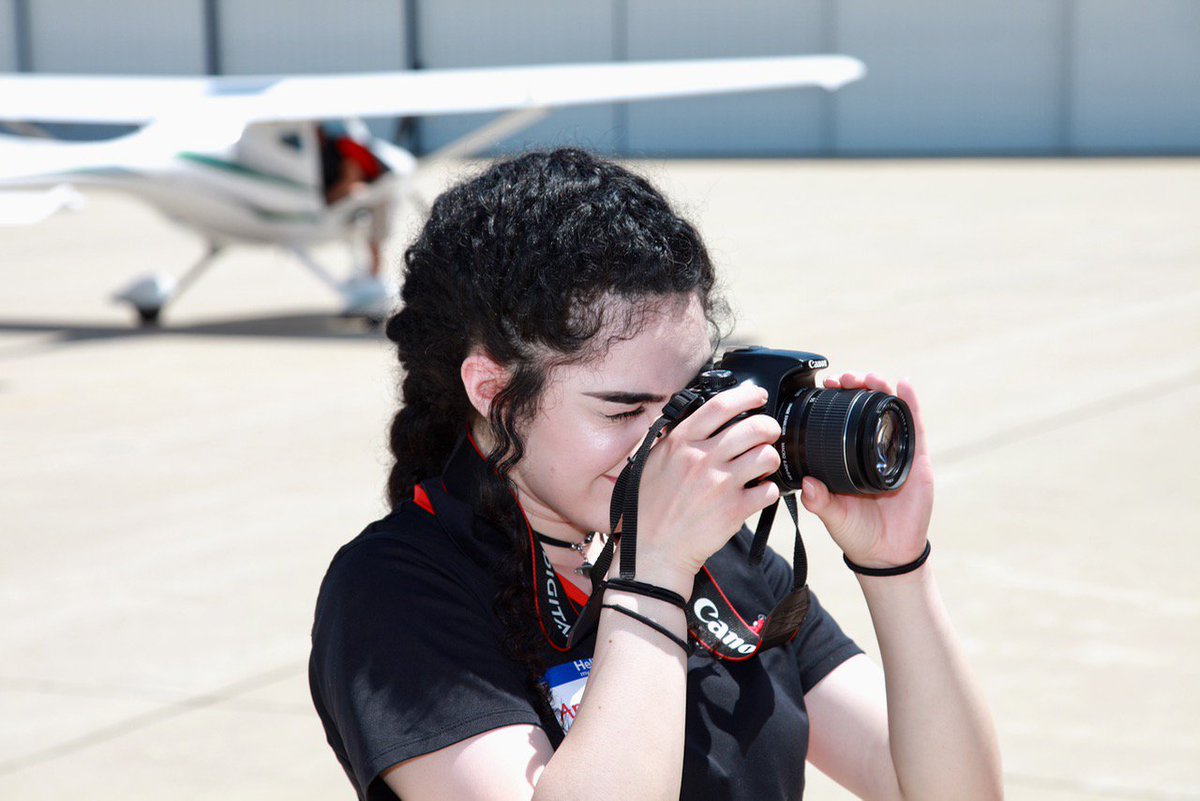 Kamera_geek's tweet photo. Had a blast at the @simplyflyIL picnic - @astro_amanda it is better if you take the lens cap off. #avgeek https://t.co/yG0VH83OFU