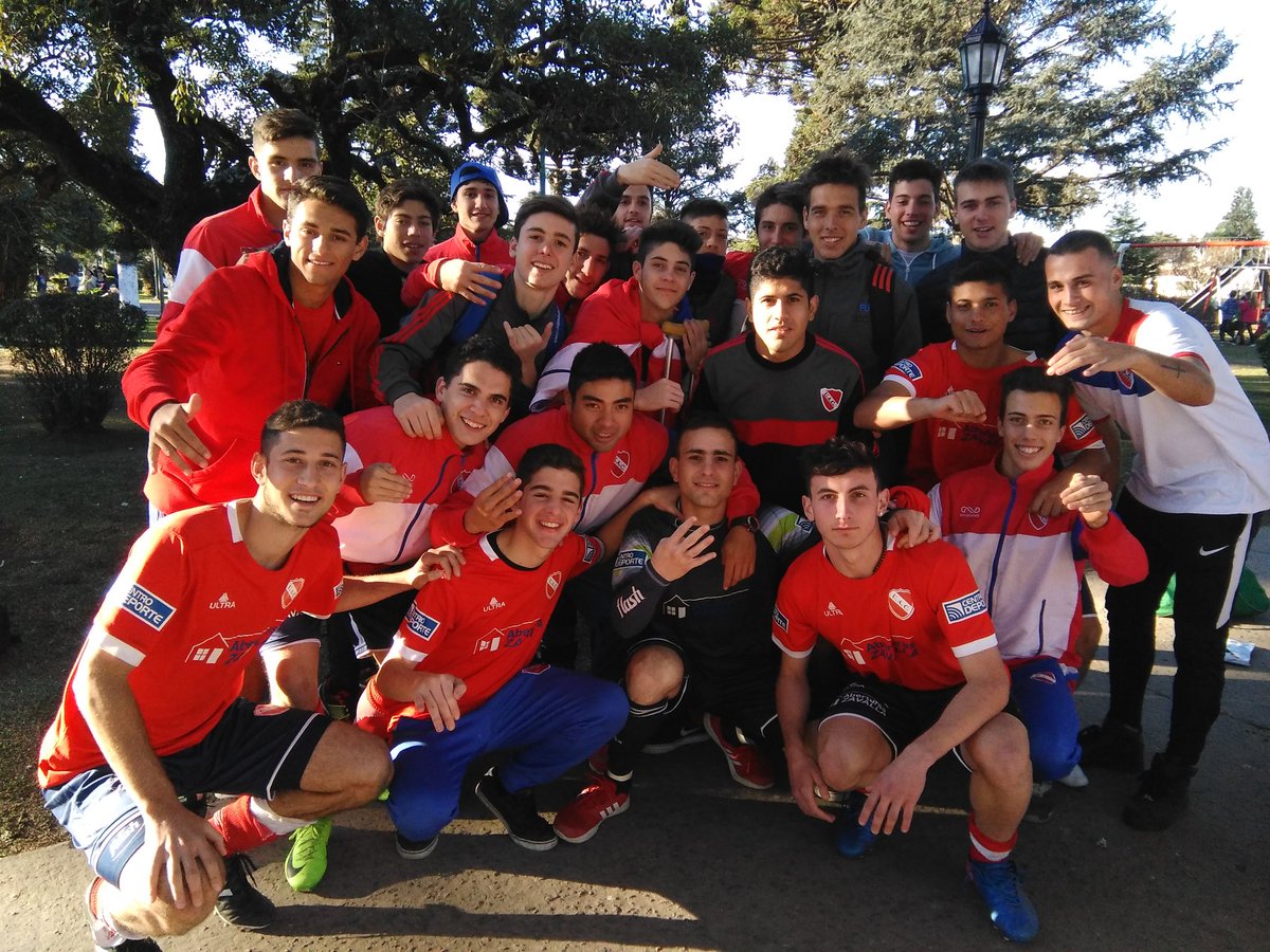 UAC_oficial's tweet photo. Pasito a pasito, suave suavecito subimos un escaloncito...@Atleticopujato en tu cara y en tu cancha
EL BUSCA EN LA FINAL
#Vamosunidos https://t.co/22G1wYePfm