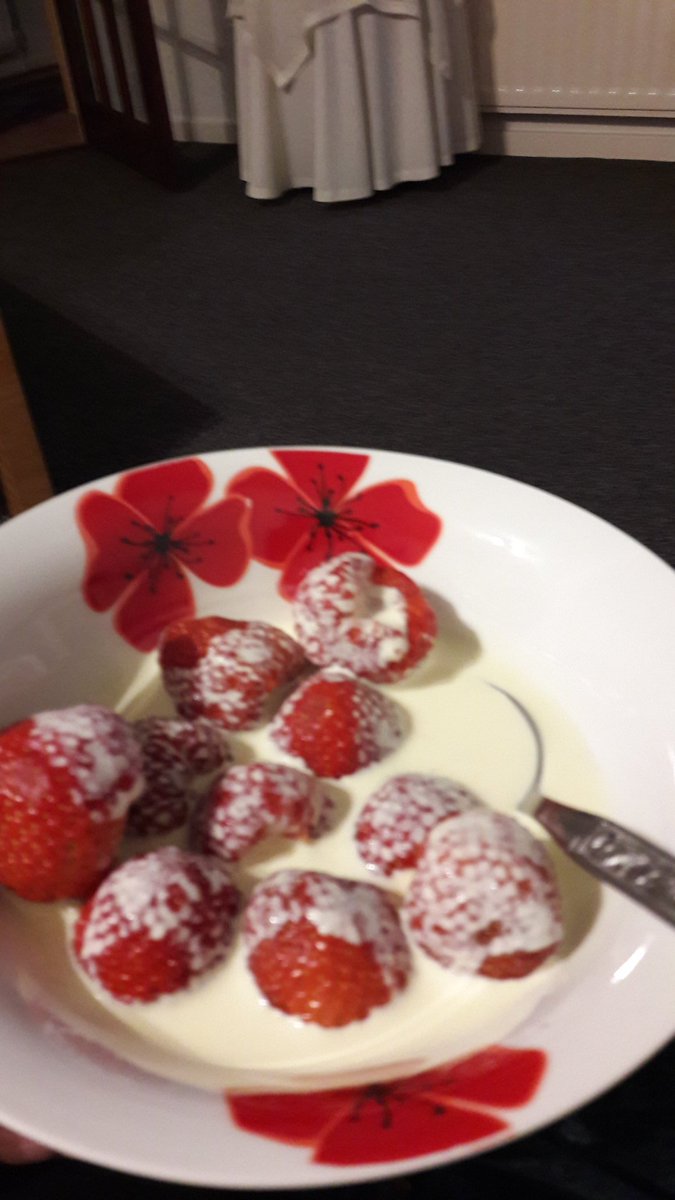 djchunkyrich's tweet photo. Sunday night. Late tea. Strawberries and cream. Yum! https://t.co/Atk35iCSyY