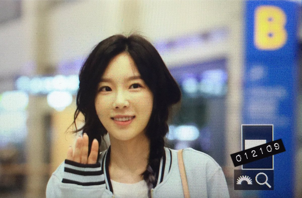 [PIC][12-06-2017]TaeYeon trở về Hàn Quốc vào sáng nay DCEczR2U0AEdVIW