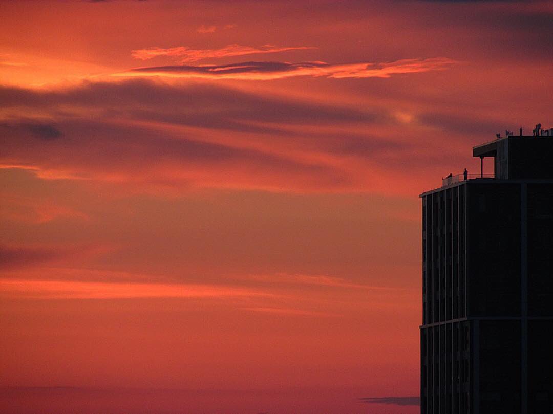 eastieeddy's tweet photo. Sunsets have never looked better! 
#Summertime #CozyNights #Sunsets #Eastie #EddyLiving #Greystar #GerdingEdlen #HiddenCity #LuxuryLiving https://t.co/H1WfUxm9Cz