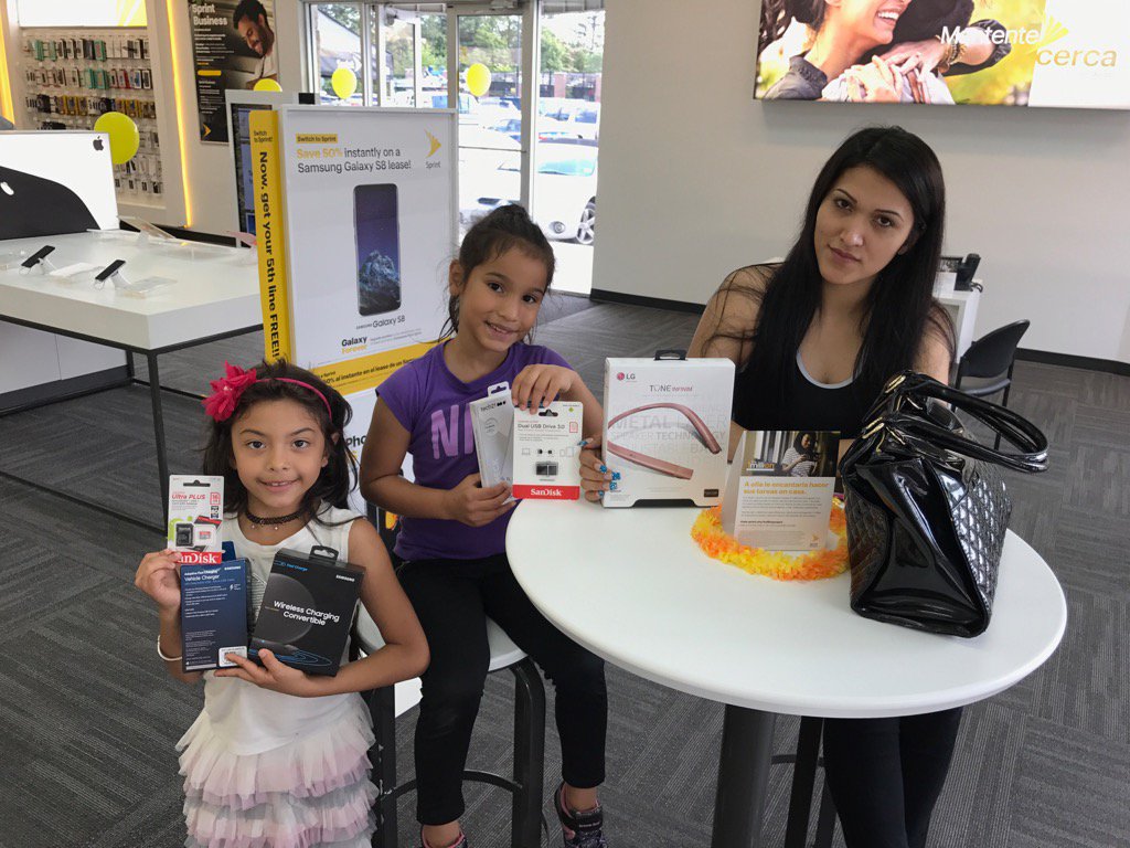 ChambleeSprint's tweet photo. Lots of deals! Happy families, at our NEWLY REMODELED CORPORATE Sprint store. Come check us out!! @SprintTAG https://t.co/tRYueM18iY